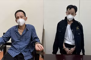 Phạm Đình Quỳnh (trái) và Trần Mạnh Tuấn tại cơ quan chức năng.