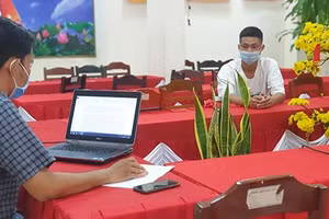 Lương Văn Chí Linh (áo trắng) làm việc với cơ quan chức năng.