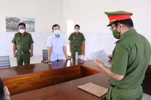 Cơ quan chức năng thi hành lệnh bắt bị can để tạm giam trong thời gian 4 tháng đối với Phạm Vũ Phương.