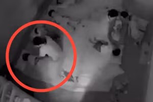 Hình ảnh cô giáo trùm túi bóng đen vào đầu và đánh trẻ được camera ghi lại.