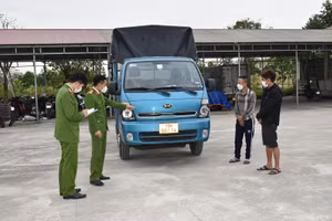 Phan Văn Đức và Trần Sơn Thạch cùng chiếc xe ô tô tải dùng để thực hiện hành vi trộm cắp.