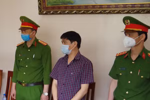 Bị can Lê Khả Châu (ảnh giữa).