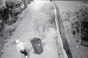 Hình ảnh các đối tượng ném đá vào nhà dân được camera ghi lại.