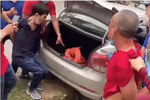 Lực lượng chức năng tiến hành kiểm tra, khống chế các đối tượng.