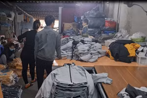 Cơ sở may Gia Hưng do Thu làm chủ bị lực lượng chức năng kiểm tra, phát hiện gia công áo khoác giả mạo nhãn hiệu “Adidas và hình”.