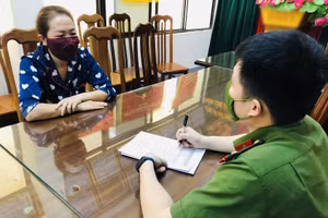 Nguyễn Thị Hương làm việc với cơ quan chức năng.