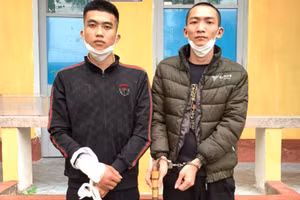 Hai đối tượng gây án tại cơ quan chức năng.