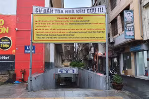 Những tấm băng rôn kêu cứu được cư dân treo trước tòa nhà hỗn hợp Sông Đà Urban Tower. 