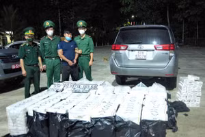 Đối tượng Lê Thanh Tú cùng tang vật của vụ án.