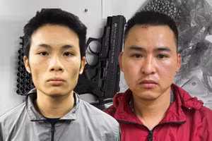 Đối tượng Trần Văn Hào (áo đỏ) và Phạm Ngọc Trăm tại cơ quan công an.