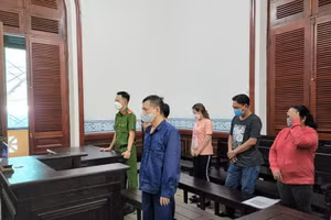 Các bị cáo tại phiên xử ngày 19/4. Ảnh: Thanh Phương.