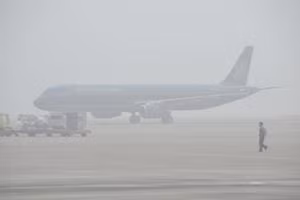 Sương mù dày đặc tại sân bay Nội Bài khiến nhiều chuyến bay không thể hạ cánh.