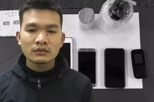 Đối tượng Dương Văn Tuyền cùng tang vật của vụ án.