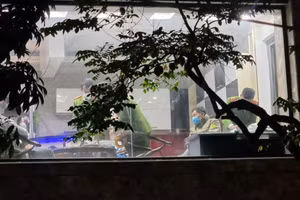 Lực lượng chức năng tiến hành làm việc bên trong khách sạn Điệp Quy ngày 11/1. Ảnh: Ngọc Tuyên.