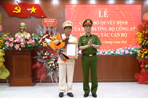 Trung tướng Nguyễn Duy Ngọc, Thứ trưởng Bộ Công an trao quyết định bổ nhiệm Giám đốc Công an tỉnh Kiên Giang cho Đại tá Nguyễn Văn Hận.