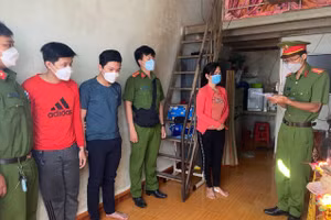 Công an thành phố Vũng Tàu thực hiện lệnh bắt, khám xét nơi ở của đối tượng Nguyễn Tuấn Huy (áo xanh) và đối tượng Nguyễn Thanh Tú (áo đỏ).