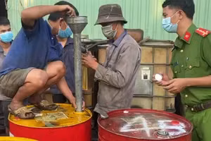 Lực lượng chức năng tiến hành kiểm tra số hàng hoá vi phạm. Ảnh: Thanh Phong.