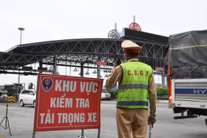 Lực lượng chức năng tiến hành kiểm tra tải trọng xe trên tuyến cao tốc Pháp Vân – Cầu Giẽ.