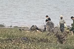 Lực lượng chức năng có mặt tại nơi phát hiện thi thể nạn nhân.