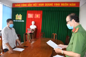 Cơ quan công an tống đạt quyết định xử phạt đối với Võ Hoàng Nam.