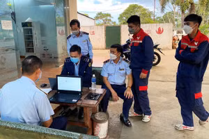 Cơ quan chức năng làm việc tại cây xăng vi phạm.