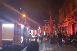 Lực lượng chức năng có mặt tại hiện trường xảy ra vụ hỏa hoạn.