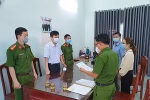 Cơ quan công an đọc lệnh bắt tạm giam Huỳnh Minh Trí.