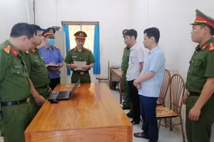 Cơ quan chức năng thi hành các quyết định tố tụng đối với 2 bị can.