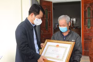 Đào Xuân Yên, Trưởng ban Tuyên giáo Tỉnh ủy Thanh Hoá trao bằng khen của Chủ tịch UBND tỉnh Thanh Hóa cho người thân của anh Trung Văn Nam.