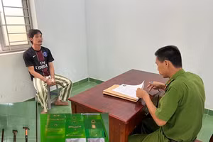 Trần Văn Được cùng tang vật của vụ án.