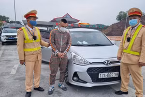 Đối tượng tàng trữ ma tuý bị lực lượng CSGT phát hiện.