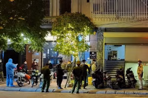 Lực lượng chức năng tiến hành kiểm tra địa điểm vi phạm.