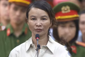 Bị cáo Trần Thị Hiền - mẹ nữ sinh giao gà bị sát hại ở Điện Biên tại phiên tòa trước đó.