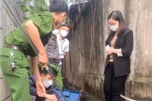 Lực lượng chức năng tiến hành lấy mẫu nước thải để kiểm tra.