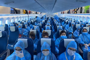 Một chuyến bay đưa người Việt về nước do hàng không Việt Nam thực hiện.