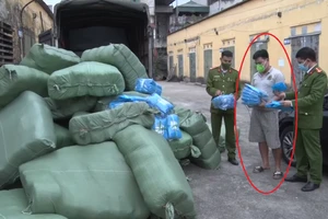 Cơ quan chức năng đang tiến hành kiểm tra số hàng hoá vi phạm do tài xế Trần Văn Trung vận chuyển.