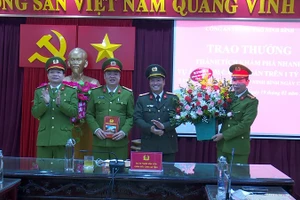 Đại tá Phạm Văn Sơn, Giám đốc Công an tỉnh Ninh Bình trao thưởng cho các lực lượng tham gia phá án.