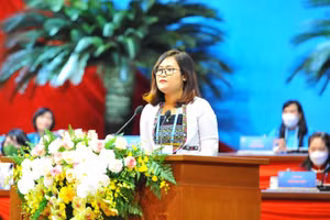 Cô Hà Ánh Phượng phát biểu tại Đại hội đại biểu Phụ nữ toàn quốc lần thứ XIII.