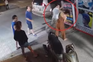 Hình ảnh ghi lại cảnh Phó trưởng Công an phường Sông Bằng tấn công phụ nữ.