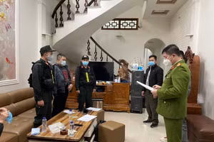 Cơ quan CSĐT thi hành lệnh bắt người phạm tội quả tang đối với Vũ Xuân Toàn.