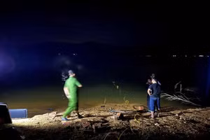 Lực lượng chức năng tìm kiếm các nạn nhân trong đêm ngày 9/5.