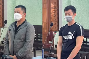 Các bị cáo của 2 vụ án tại phiên tòa xét xử.