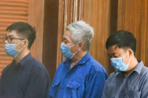 Các bị cáo là lãnh đạo Công ty TNHH Đầu tư Khoáng sản Hoàng Long tại phiên xét xử trước đó. Ảnh: Song Mai.