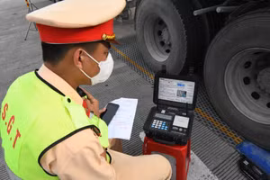 Lực lượng chức năng kiểm tra tải trọng các phương tiện.