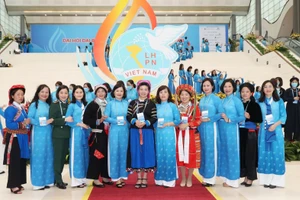 Các đại biểu chụp ảnh lưu niệm.