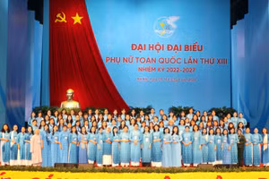 Các đại biểu tham dự Đại hội đại biểu phụ nữ toàn quốc lần thứ XIII chụp ảnh lưu niệm tại phiên trù bị diễn ra ngày 9/3.