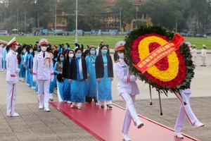 Bà Hà Thị Nga, Ủy viên Trung ương Đảng, Bí thư Đảng Đoàn, Chủ tịch Hội Liên hiệp Phụ nữ Việt Nam làm Trưởng đoàn vào Lăng viếng Chủ tịch Hồ Chí Minh.