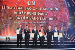Thường trực Ban Bí thư Trần Quốc Vượng và Trưởng Ban Tuyên giáo Trung ương Võ Văn Thưởng trao Giải A cho các tác giả đoạt Giải Búa liềm vàng lần thứ V.