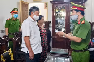 Cơ quan chức năng thi hành các quyết định tố tụng đối với ông Nguyễn Chí Hiến.