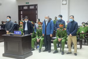 Cựu Chủ tịch Hà Nội Nguyễn Đức Chung và các bị cáo tại tòa hôm 30/12/2021